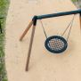 Single Swing (BNS 90cm) schommel met ronde netzitting en houten frame voor speelplaatsen.
