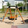 Single Swing (BNS 90cm) schommel met houten frame en zitting van touw op een speeltuin.