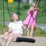 Single Swing (BNS 90cm) schommel met zwart touw en zitvlak, geschikt voor kinderen en volwassenen.