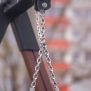 Single Swing (BNS 90cm) schommel met metalen kettingen en stevige bevestiging aan houten frame.