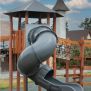 Khumbu castle with slide speeltoren met grijze glijbaan en houten constructie voor kinderen.