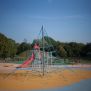 Powerclimber climbing net speeltoestel met touwen en metalen frame op speeltuinvloer.
